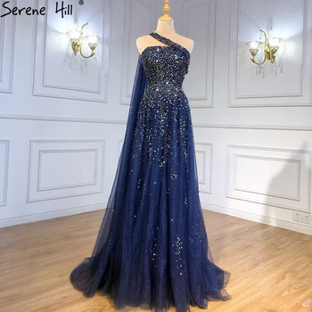 Večernje haljine SERENE HILL tamno plave boje s накидкой na jedno rame, izvezena perle luksuzne haljine 2024 godine za ženske zurke CLA71432 - Slika 1  